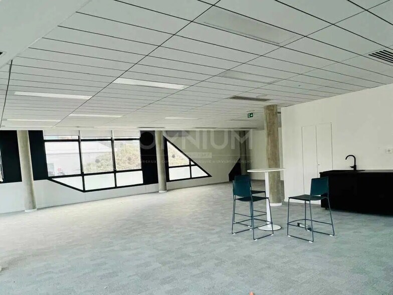 Bureau dans Champagne-au-Mont-d'Or à louer - Photo de l’immeuble – Image 2 sur 8