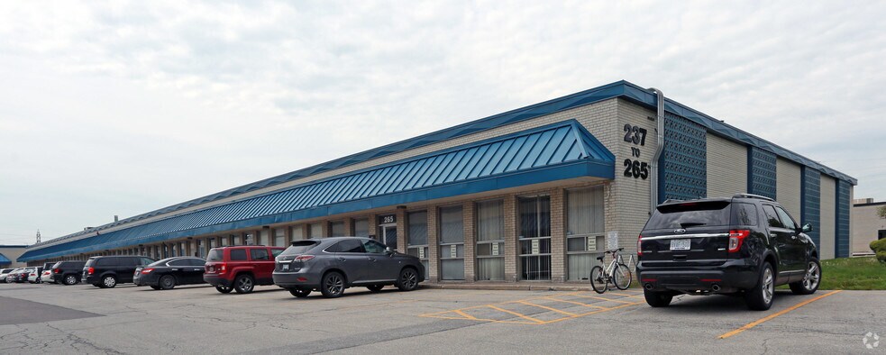 237-265 Norseman St, Toronto, ON à louer - Photo de l’immeuble – Image 2 sur 10
