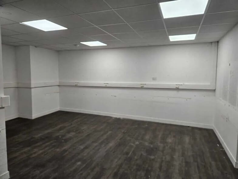 Local d’activités dans Vanves à louer - Photo de l’immeuble – Image 2 sur 33