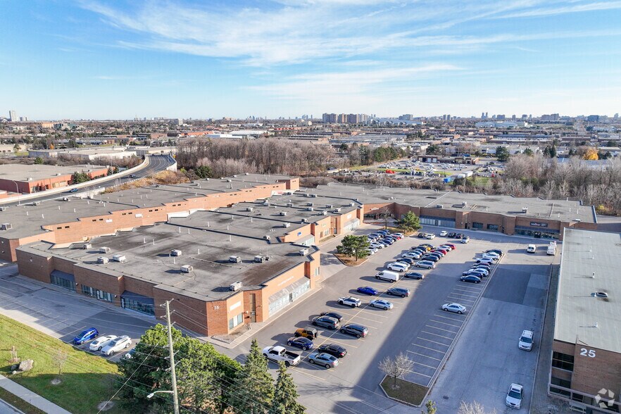 35 Riviera Dr, Markham, ON à louer - Photo de l’immeuble – Image 2 sur 3