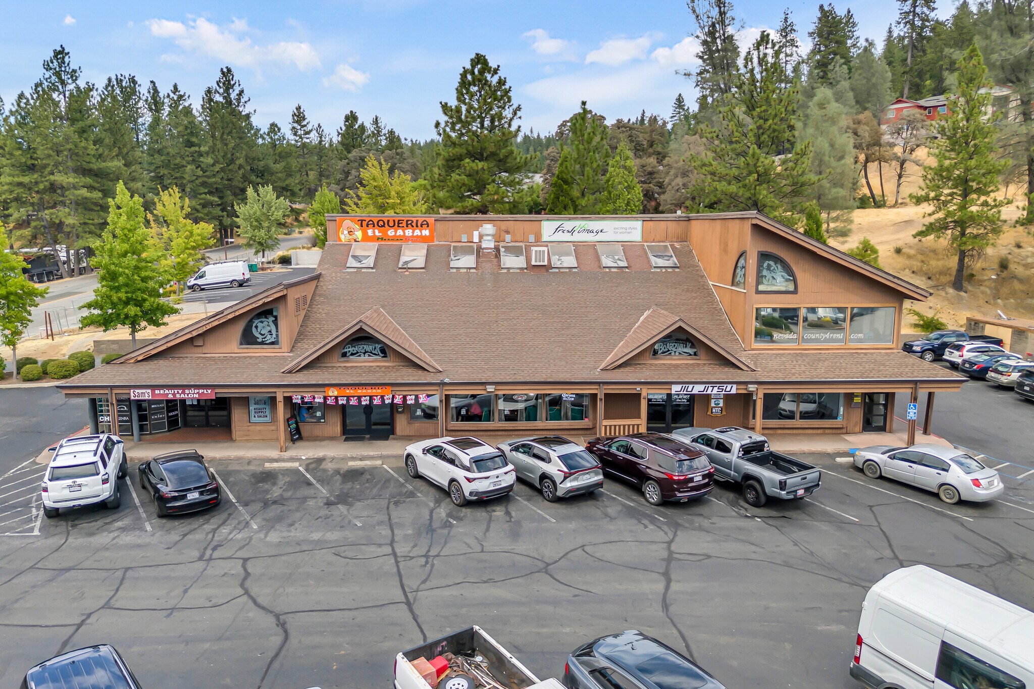 1035-1043 Sutton Way, Grass Valley, CA à vendre Photo principale– Image 1 sur 43