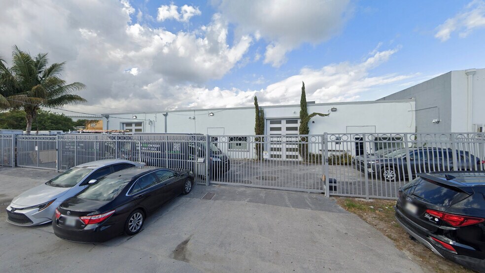 3241-3249 NW 38th St, Miami, FL à louer - Photo de l’immeuble – Image 2 sur 7