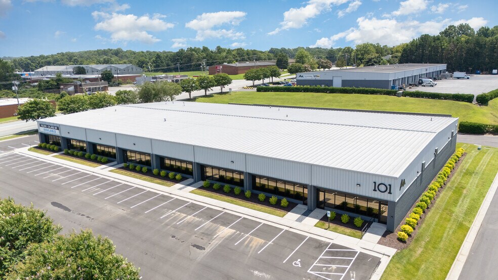 101 Creek Ridge Rd, Greensboro, NC à louer - Photo de l’immeuble – Image 3 sur 14
