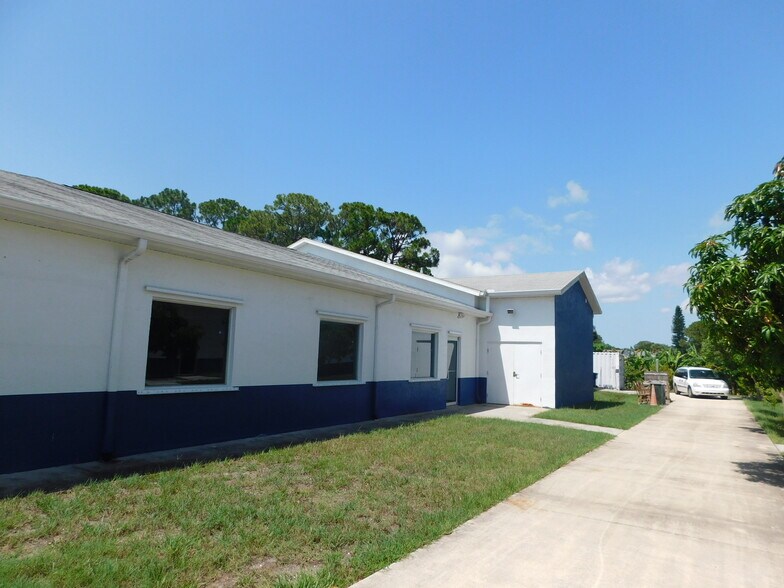 5060 Industry Dr, Melbourne, FL à louer - Photo de l’immeuble – Image 2 sur 26