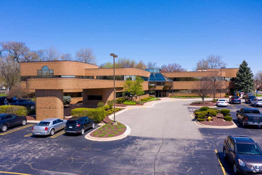 33300 5 Mile Rd, Livonia, MI à louer - Photo de l’immeuble – Image 2 sur 6
