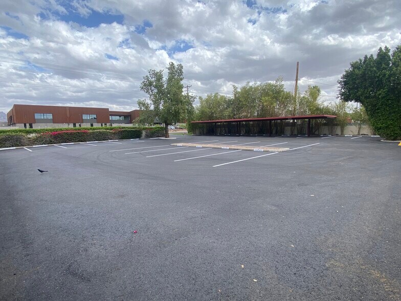 2701 E Osborn Rd, Phoenix, AZ à louer - Photo de l’immeuble – Image 2 sur 9