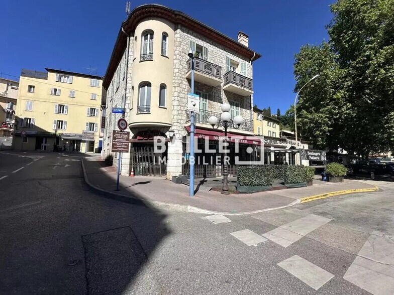 Local commercial dans Cagnes-sur-Mer à louer - Photo de l’immeuble – Image 2 sur 11