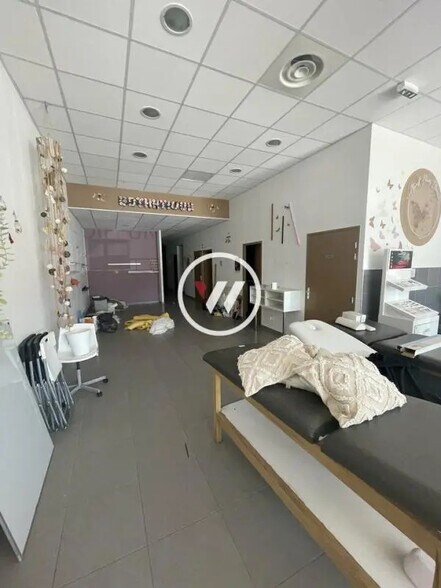 Local commercial dans Châteauneuf-les-Martigues à louer - Photo de l’immeuble – Image 3 sur 10