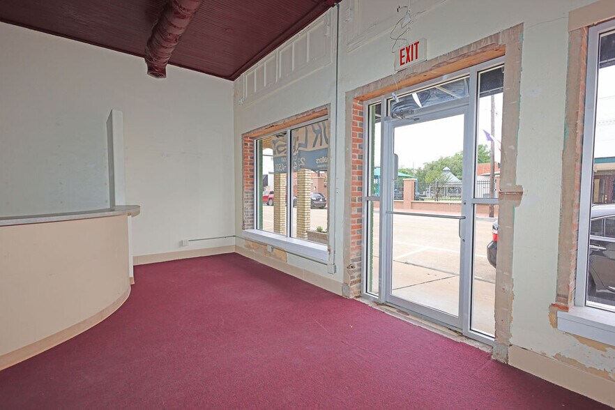 303 E Main St, Humble, TX à louer - Hall d’entrée – Image 3 sur 19