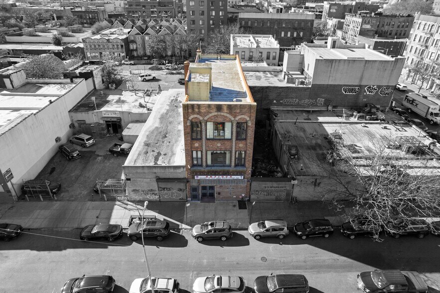 130 Watkins St, Brooklyn, NY à vendre - Photo de l’immeuble – Image 1 sur 11