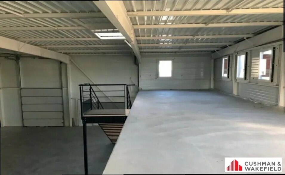 Local d'activités dans Piolenc à vendre - Photo de l’immeuble – Image 3 sur 3