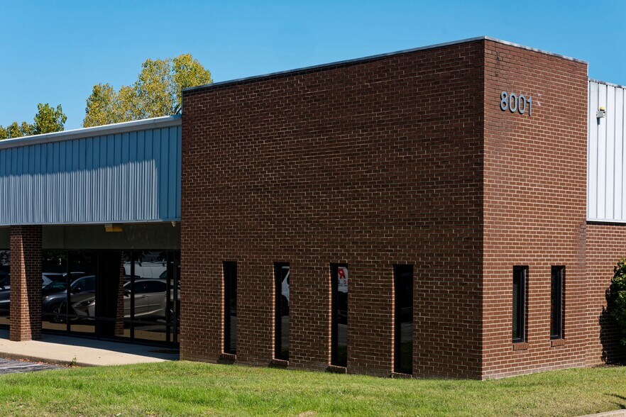 8003 Vinecrest Ave, Louisville, KY à louer - Photo de l’immeuble – Image 2 sur 8