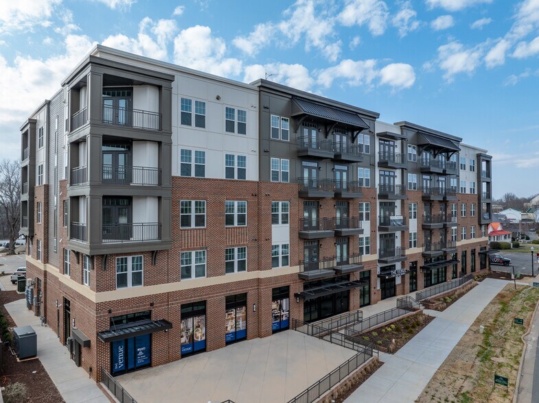 21501 Hickory St, Cornelius, NC à louer - Photo de l’immeuble – Image 3 sur 14