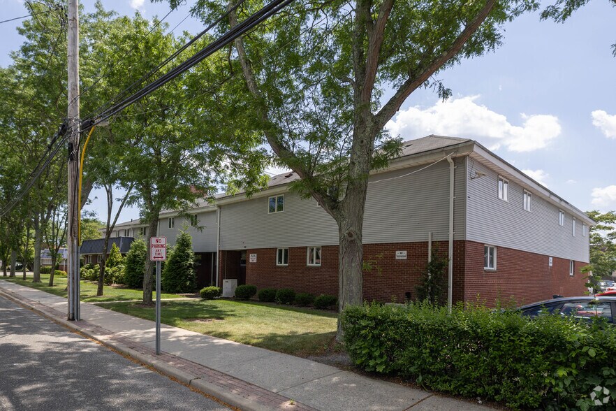 375 E Main St, Bay Shore, NY à louer - Photo de l’immeuble – Image 3 sur 12
