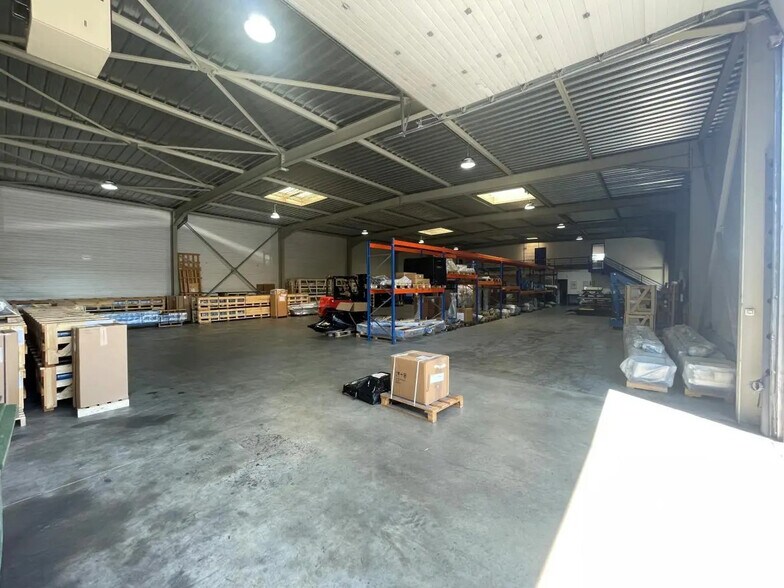 Local d’activités dans Houdan à louer - Photo de l’immeuble – Image 3 sur 7