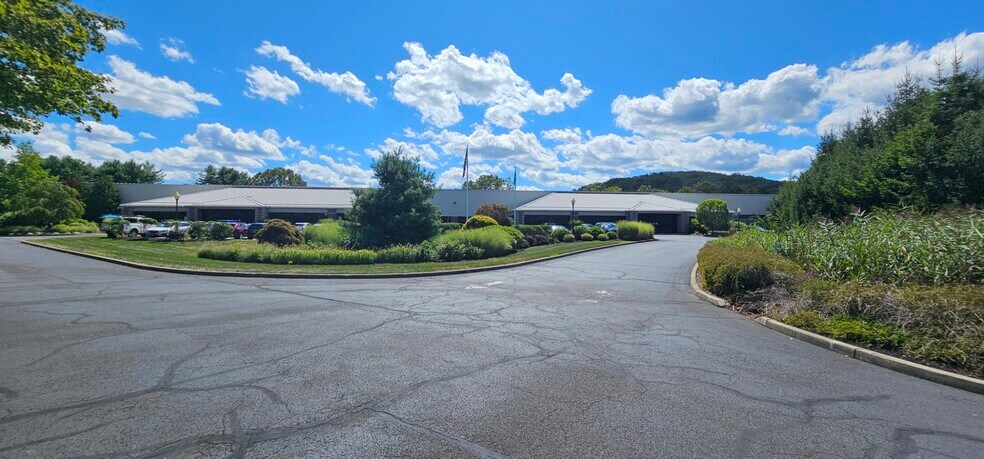 14 High Bridge Rd, Sandy Hook, CT à vendre - Photo de l’immeuble – Image 1 sur 25