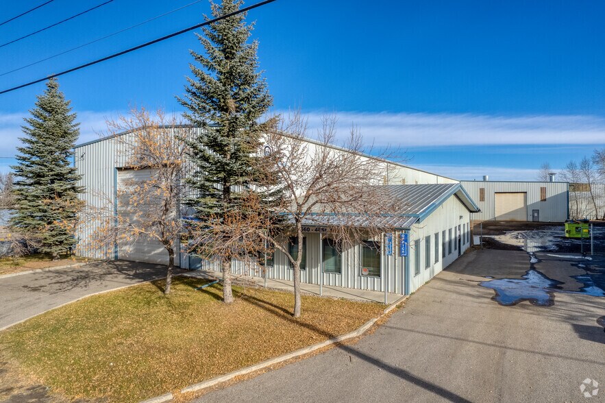 7560 48th St SE, Calgary, AB à louer - Photo principale – Image 1 sur 5