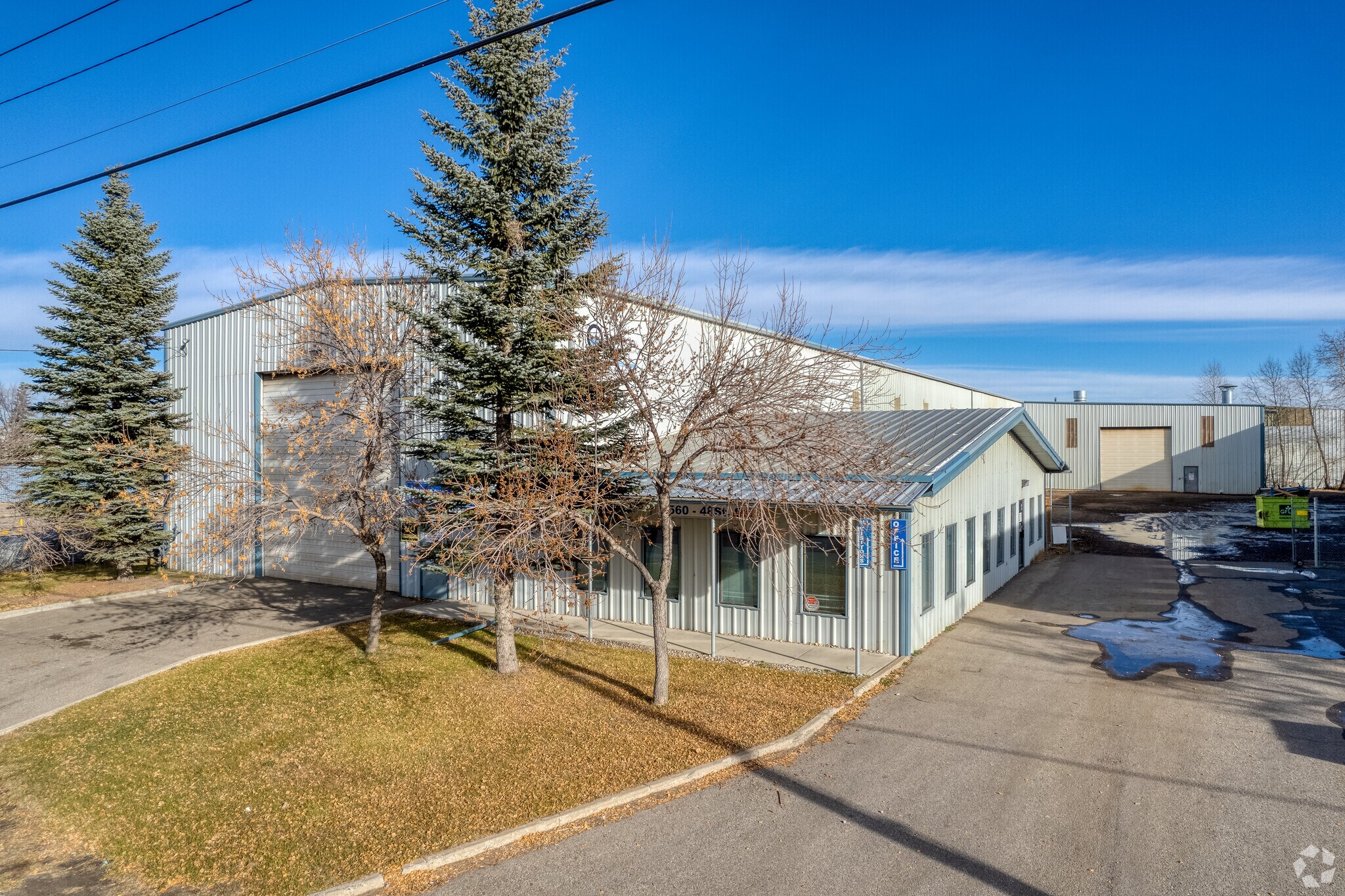 7560 48th St SE, Calgary, AB à louer Photo principale– Image 1 sur 6