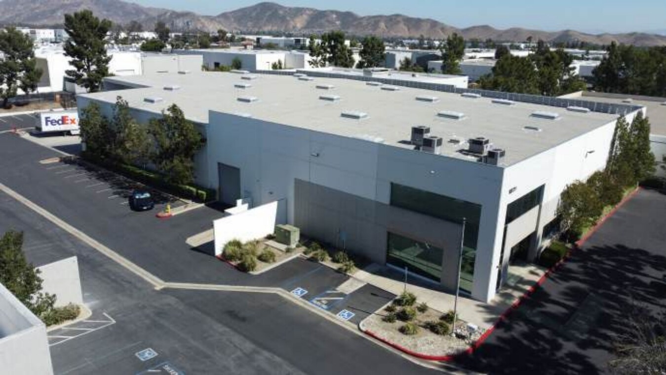 10721 Business Dr, Fontana, CA à louer Photo de l’immeuble– Image 1 sur 6