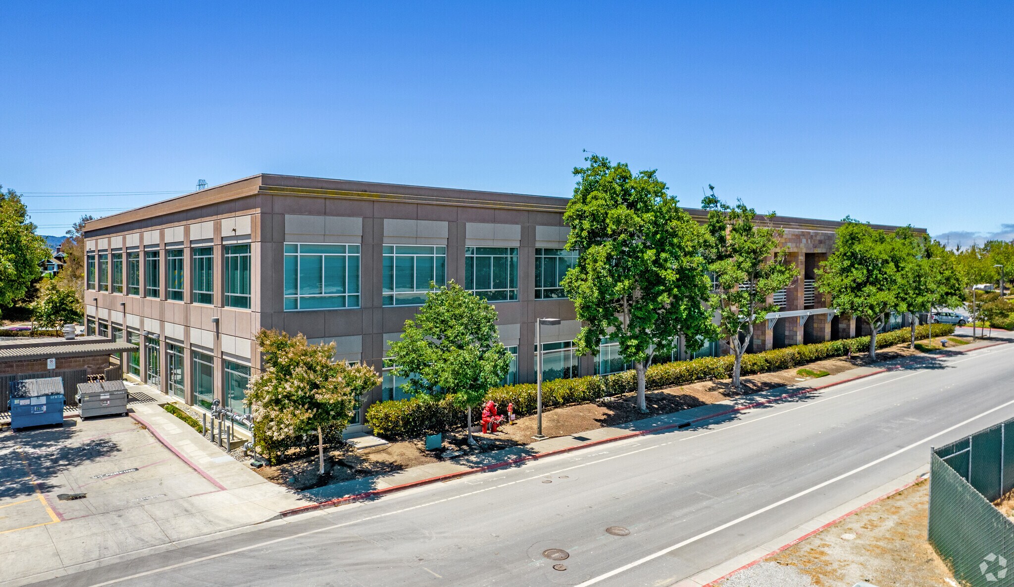 1235 Radio Rd, Redwood City, CA à louer Photo principale– Image 1 sur 6