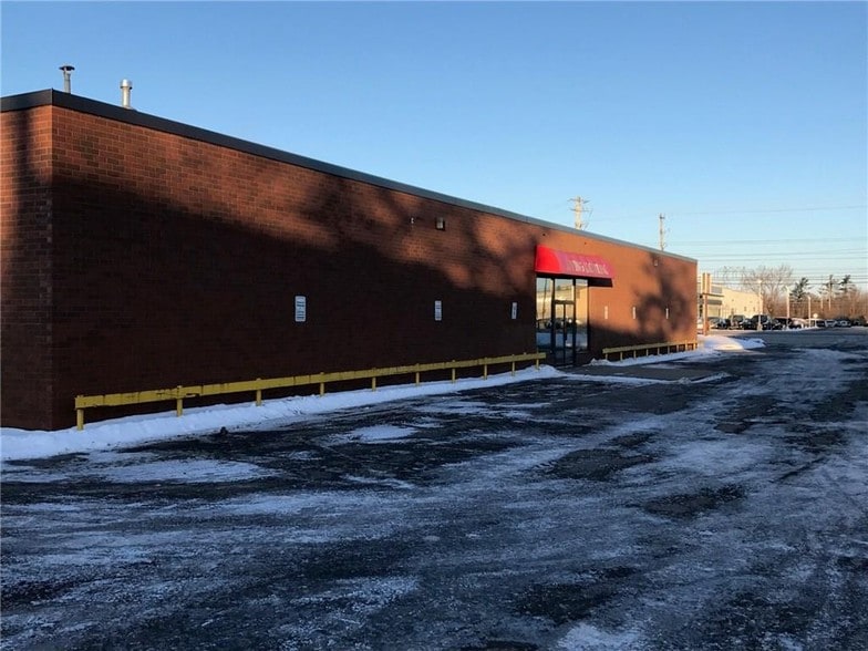 2172 Robertson Rd, Ottawa, ON à louer - Photo de l’immeuble – Image 2 sur 2