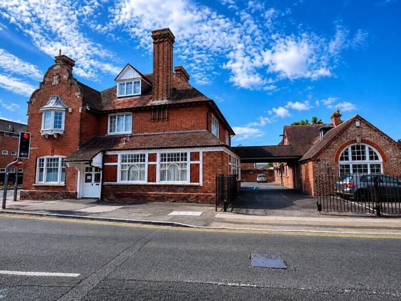Salisbury Rd, Blandford Forum à louer - Photo de l’immeuble – Image 1 sur 10