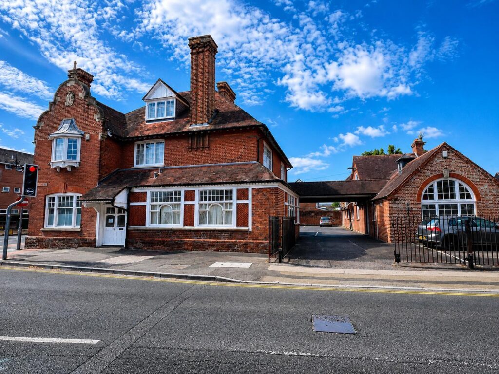 Salisbury Rd, Blandford Forum à louer Photo de l’immeuble– Image 1 sur 11