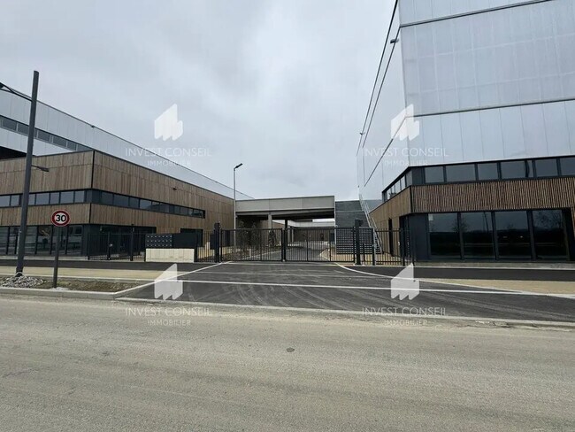 Plus de détails pour Local d'activités à louer