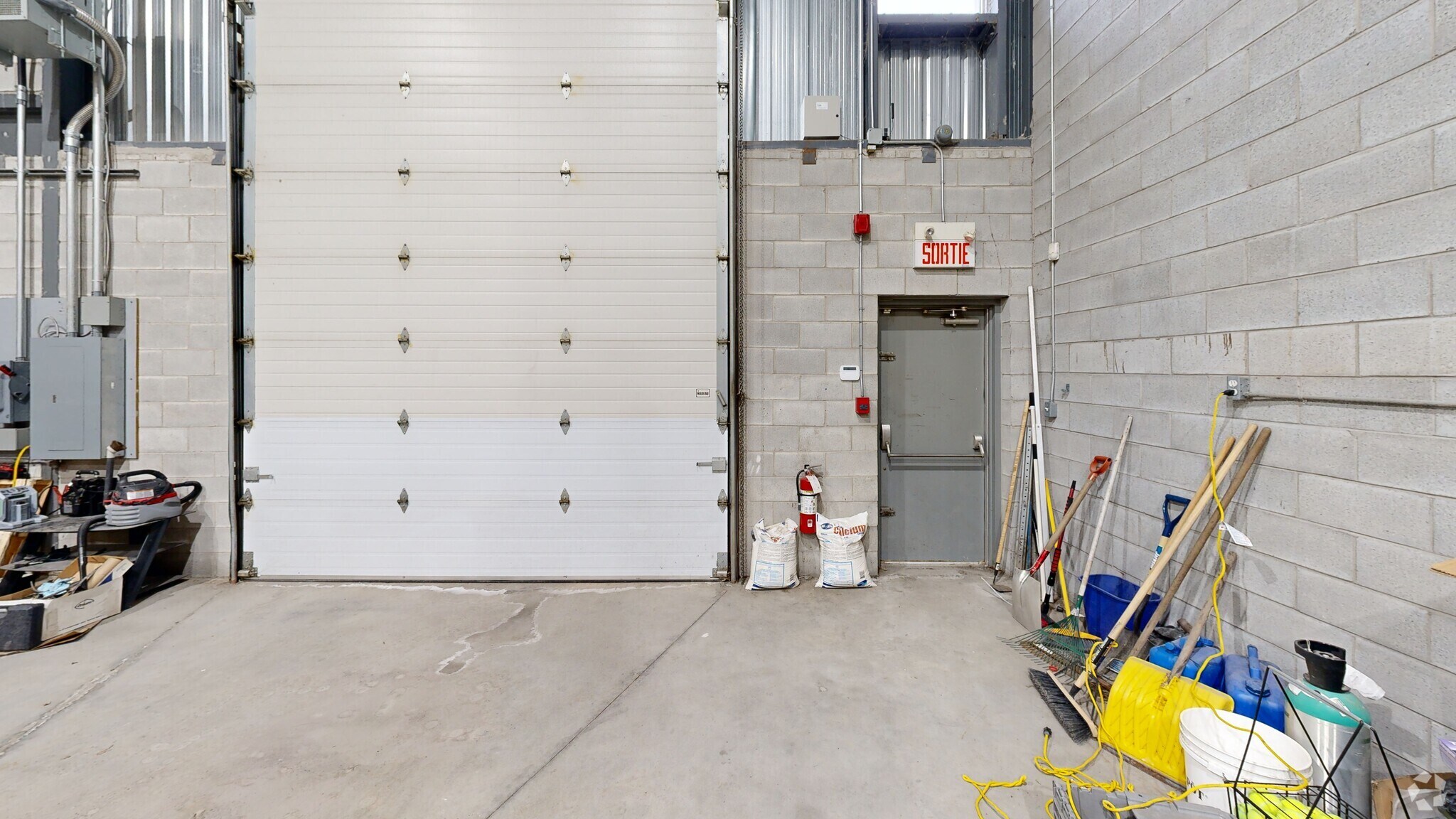 4293-4345 Des Laurentides (A-15) E, Laval, QC à louer Photo principale– Image 1 sur 11