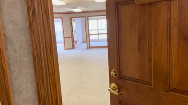 1009 W Glen Oaks Ln, Mequon, WI à vendre - Vidéo sur l’annonce professionnelle – Image 3 sur 10