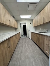 10525 170 St NW, Edmonton, AB à louer Photo intérieure– Image 2 sur 6