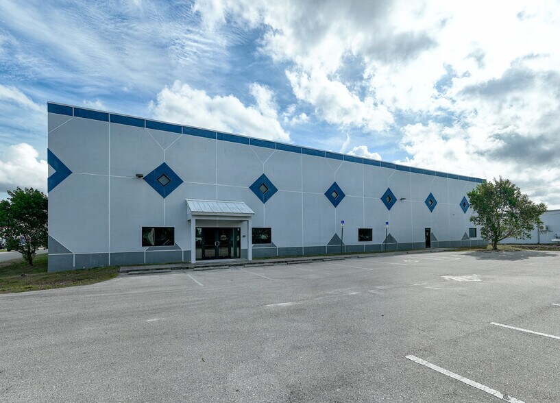 6150 Metro Plex Dr, Fort Myers, FL à louer - Photo de l’immeuble – Image 3 sur 5