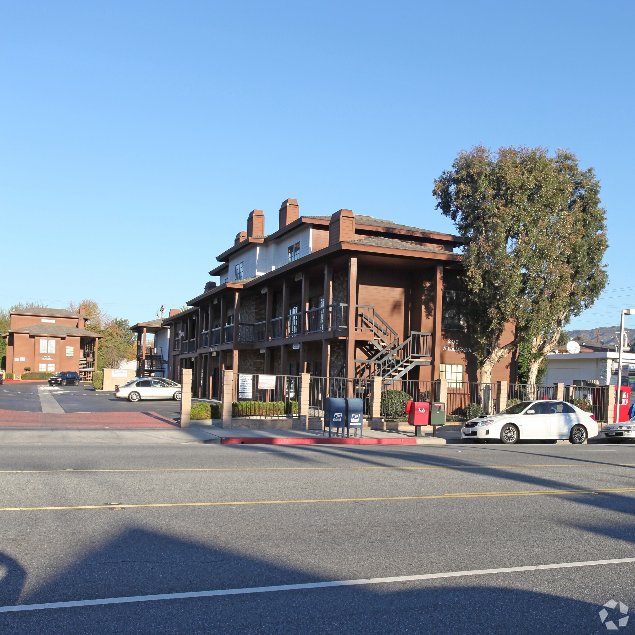 207 W Alameda Ave, Burbank, CA à louer Photo principale– Image 1 sur 25