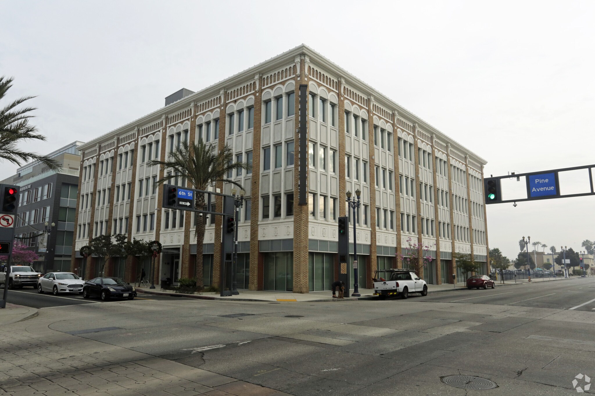 600 Pine Ave, Long Beach, CA à louer Photo principale– Image 1 sur 7