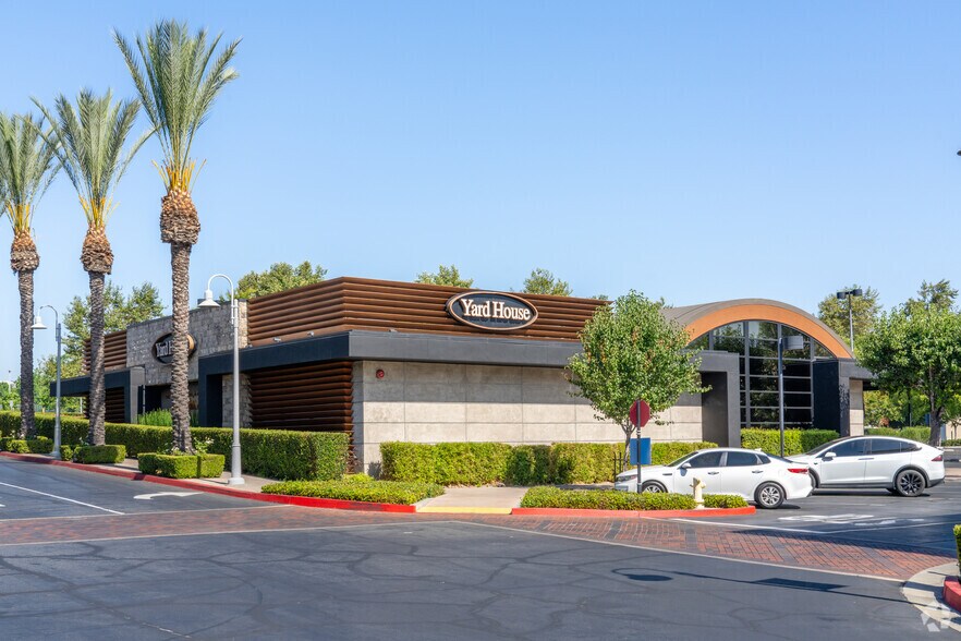 13881 Peyton Dr, Chino Hills, CA à vendre - Photo de l’immeuble – Image 2 sur 4