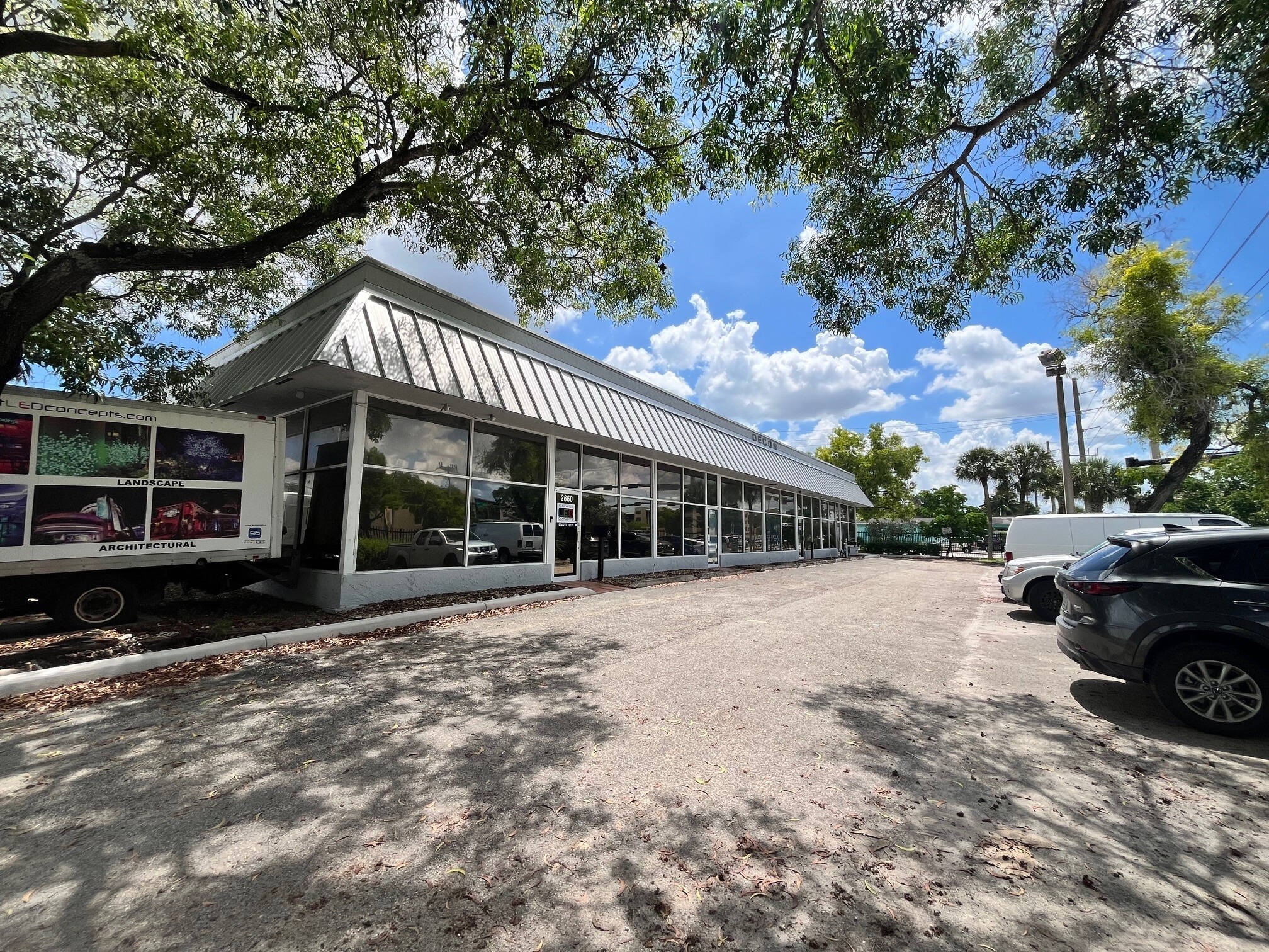 2696 NW 31st Ave, Lauderdale Lakes, FL à louer Photo de l’immeuble– Image 1 sur 2