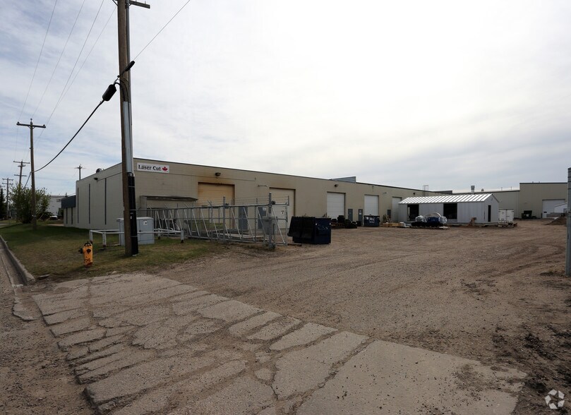9204-9240 27 Av NW, Edmonton, AB à louer - Photo de l’immeuble – Image 3 sur 11