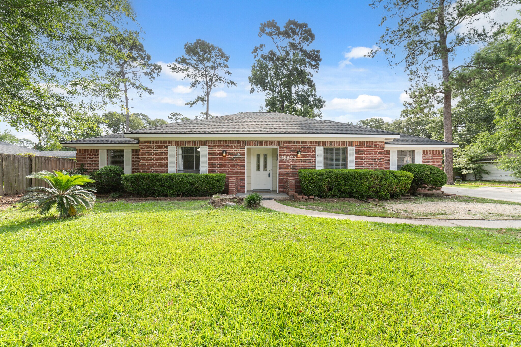 25602 Oakhurst Dr, Spring, TX à louer Photo de l’immeuble– Image 1 sur 25