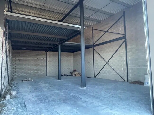 Plus de détails pour Local d’activités à vendre