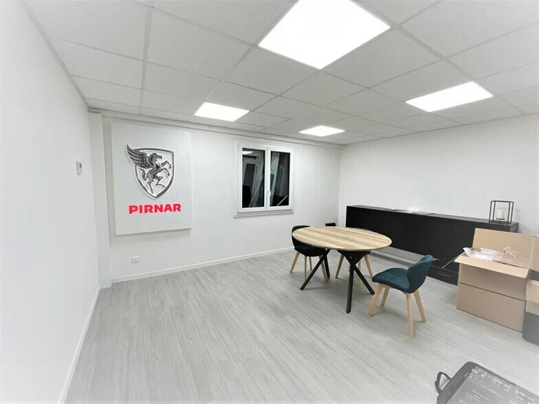 Local commercial dans Saint-Vit à louer - Photo intérieure – Image 2 sur 3