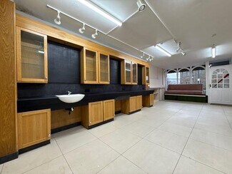 Plus de détails pour 92 Queen Victoria St, Tredegar - Local commercial à louer