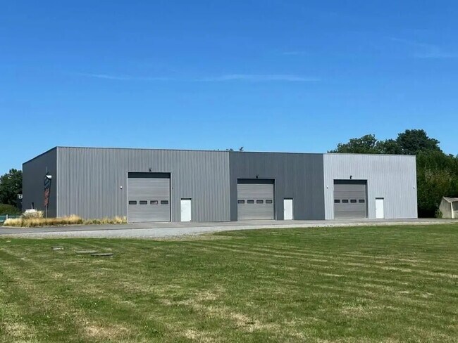 Plus de détails pour Local d'activités à louer