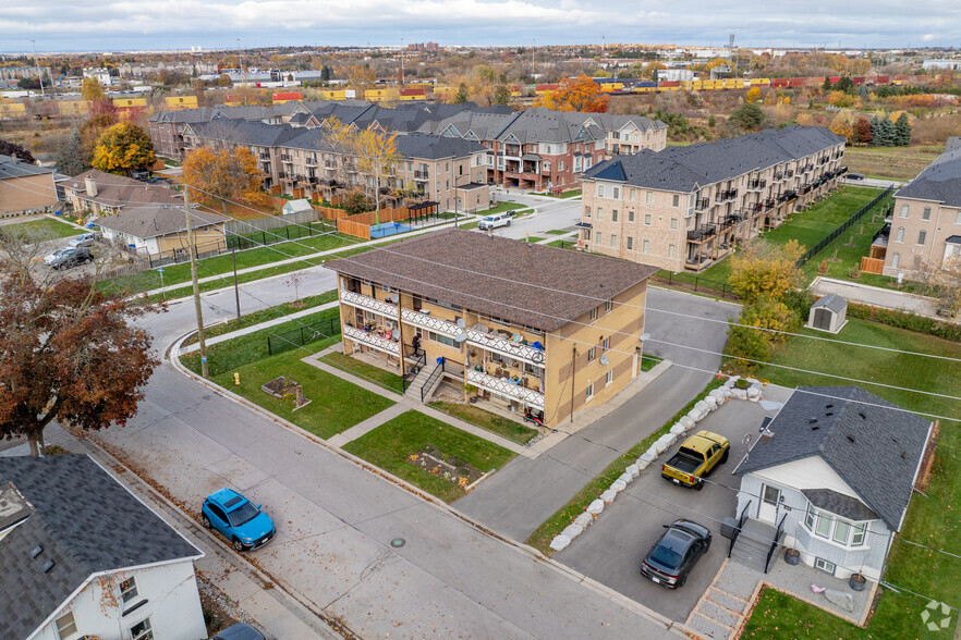 1613 Dufferin St, Whitby, ON à vendre - Photo de l’immeuble – Image 2 sur 2