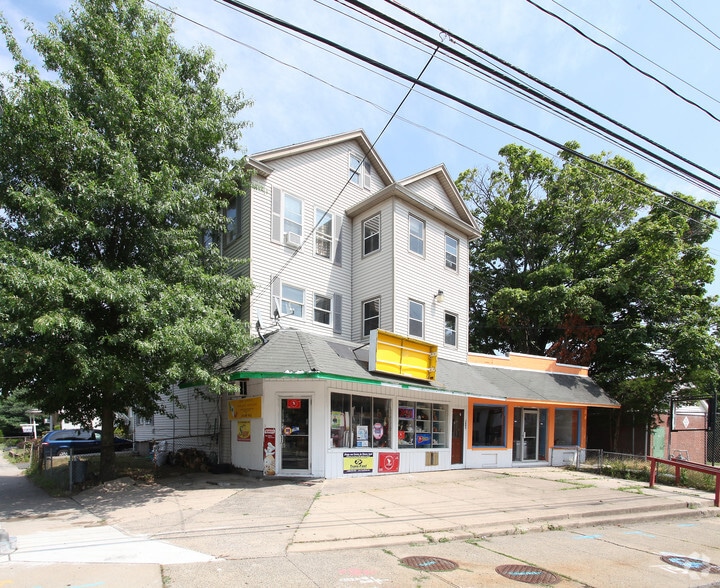 1485 Corbin Ave, New Britain, CT à vendre - Photo principale – Image 1 sur 16