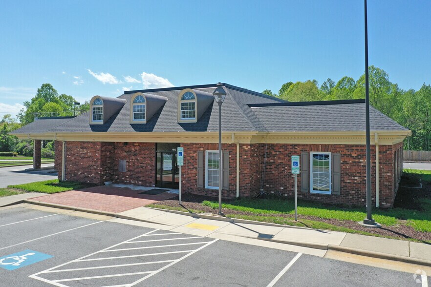 2200 Westchester Dr, High Point, NC à louer - Photo principale – Image 1 sur 6