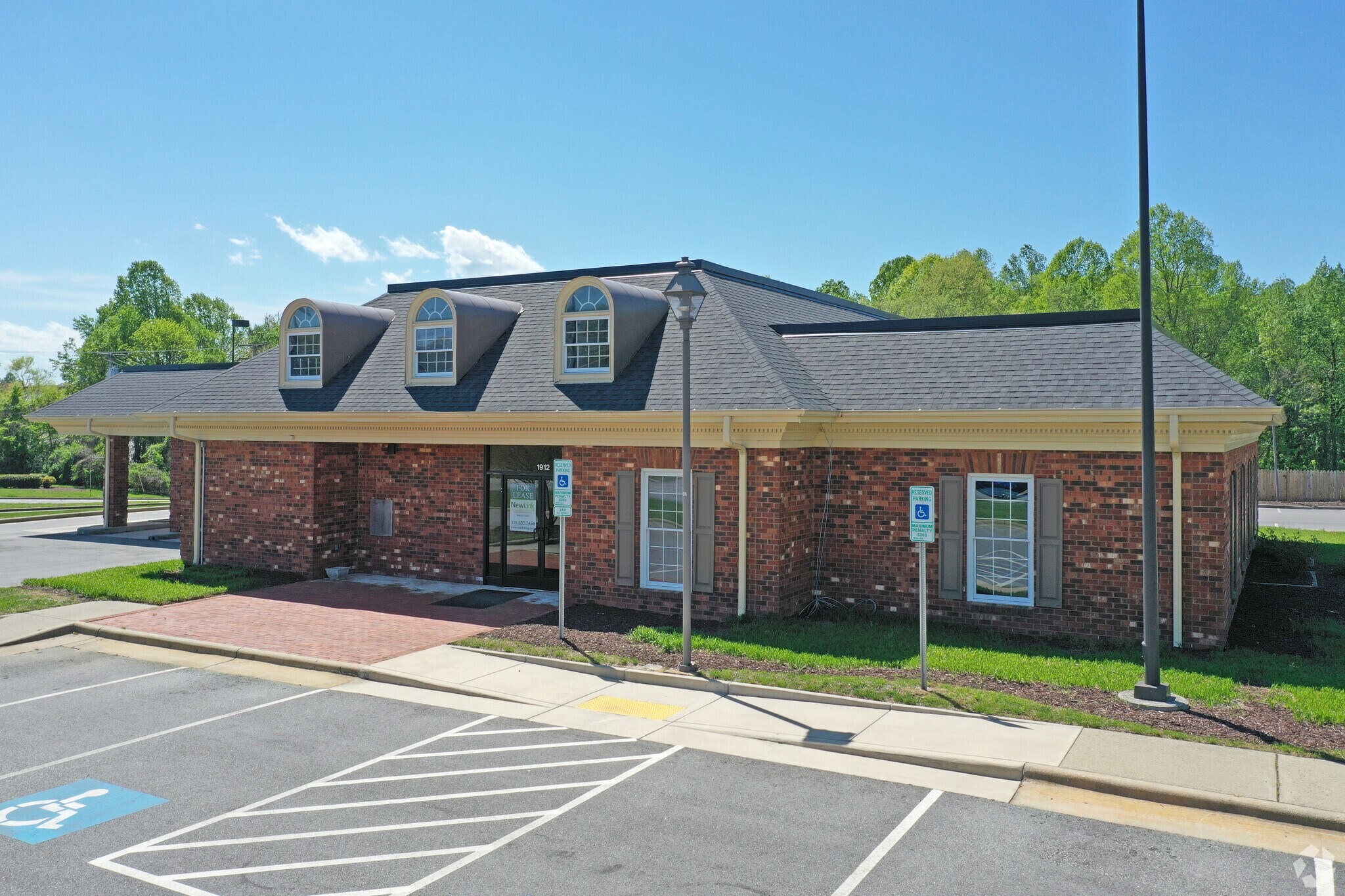 2200 Westchester Dr, High Point, NC à louer Photo principale– Image 1 sur 7