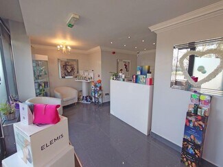 Plus de détails pour 32 Queen St, Wakefield - Local commercial à vendre