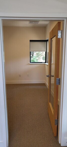 6803 Whittier Ave, McLean, VA à louer - Photo de l’immeuble – Image 2 sur 6