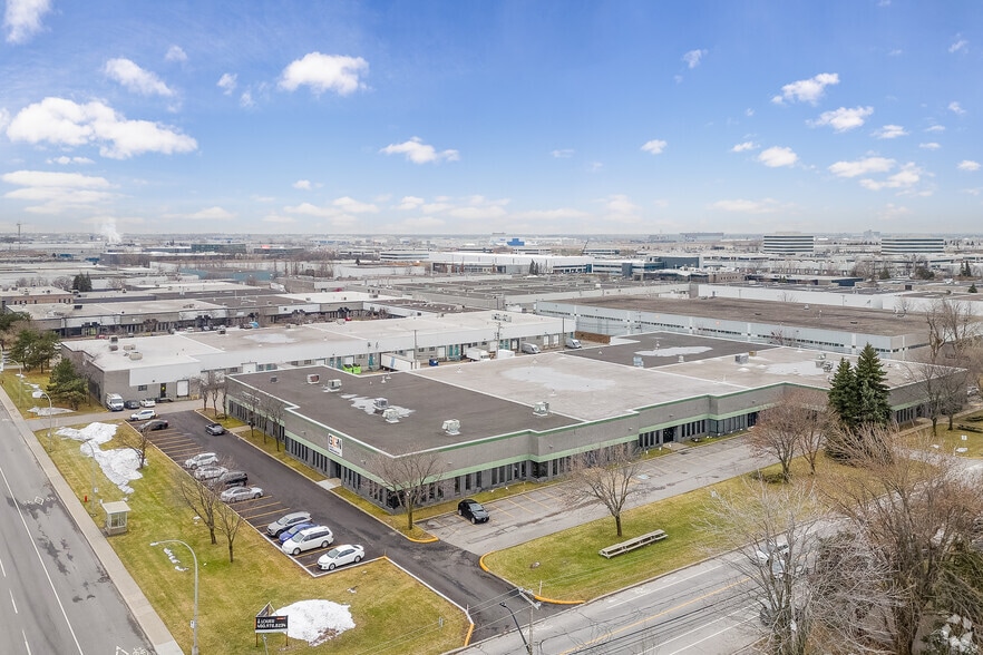 5776-5782 Blvd Thimens, Montréal, QC à louer - Aérien – Image 1 sur 4