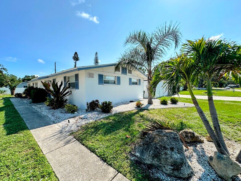2029 Sandrala Dr, Sarasota, FL à vendre - Photo de l’immeuble – Image 2 sur 9